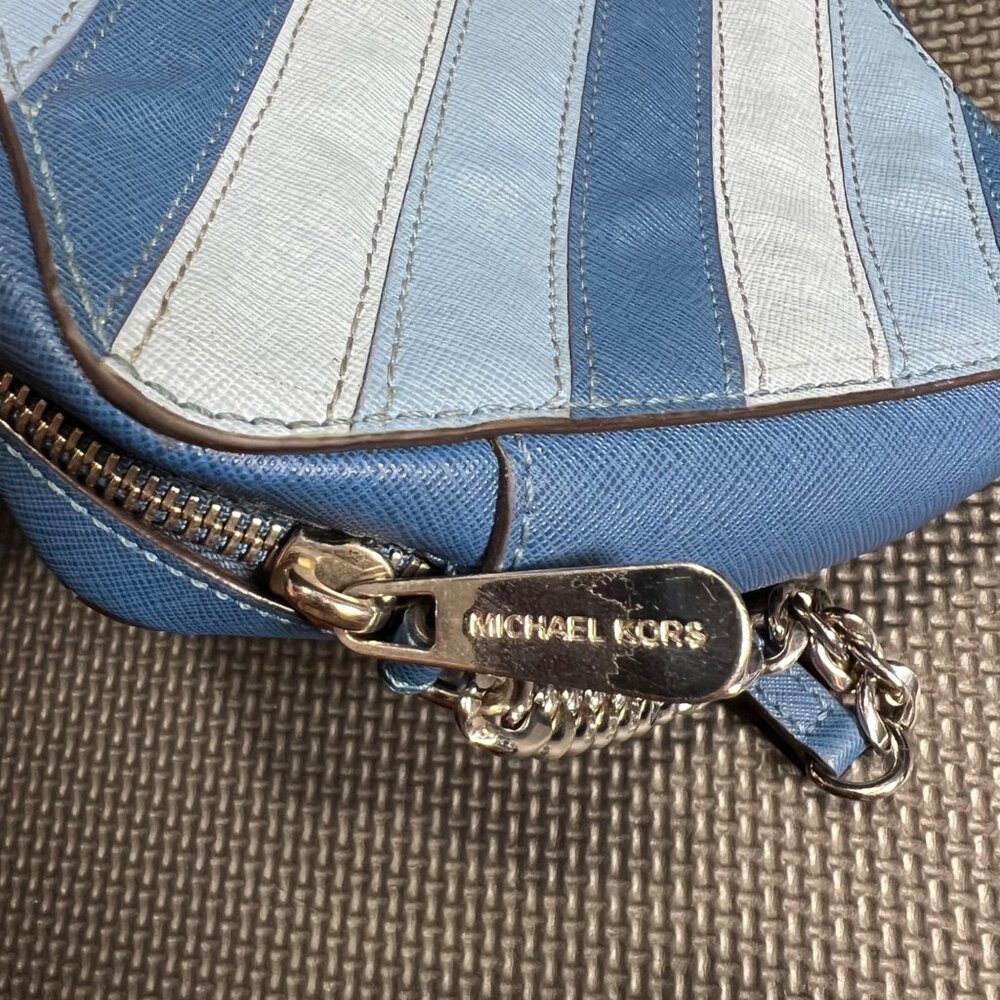 Michael Kors Blue Chevron Crossbody Bag With Chain Strap & Spacious Interior - Picture 2 of 4